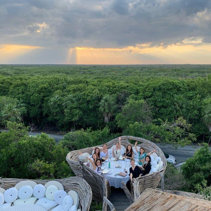 Lo que sí compartió fueron los momentos que vivió en su
<b><a>despedida de soltera en Tulum, México</a></b>
<a>,</a> la cual se llevó a cabo en marzo de 2020. Grandes amigas la acompañaron, entre ellas varias famosas como Grettell Valdez, Iliana Fox, Adriana Louvier y Rocío Verdejo.