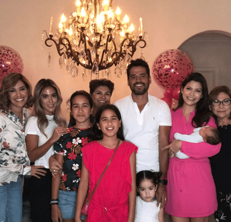 Su cuñada Andrée, sus sobrinas Micaella y Antonella y su suegra son otros de los grandes amores en la vida de Ana. La familia completa posó para la foto.