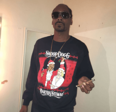 Mientras tanto el cantante Snoop Dogg valida su fama de amante fiel a la marihuana.