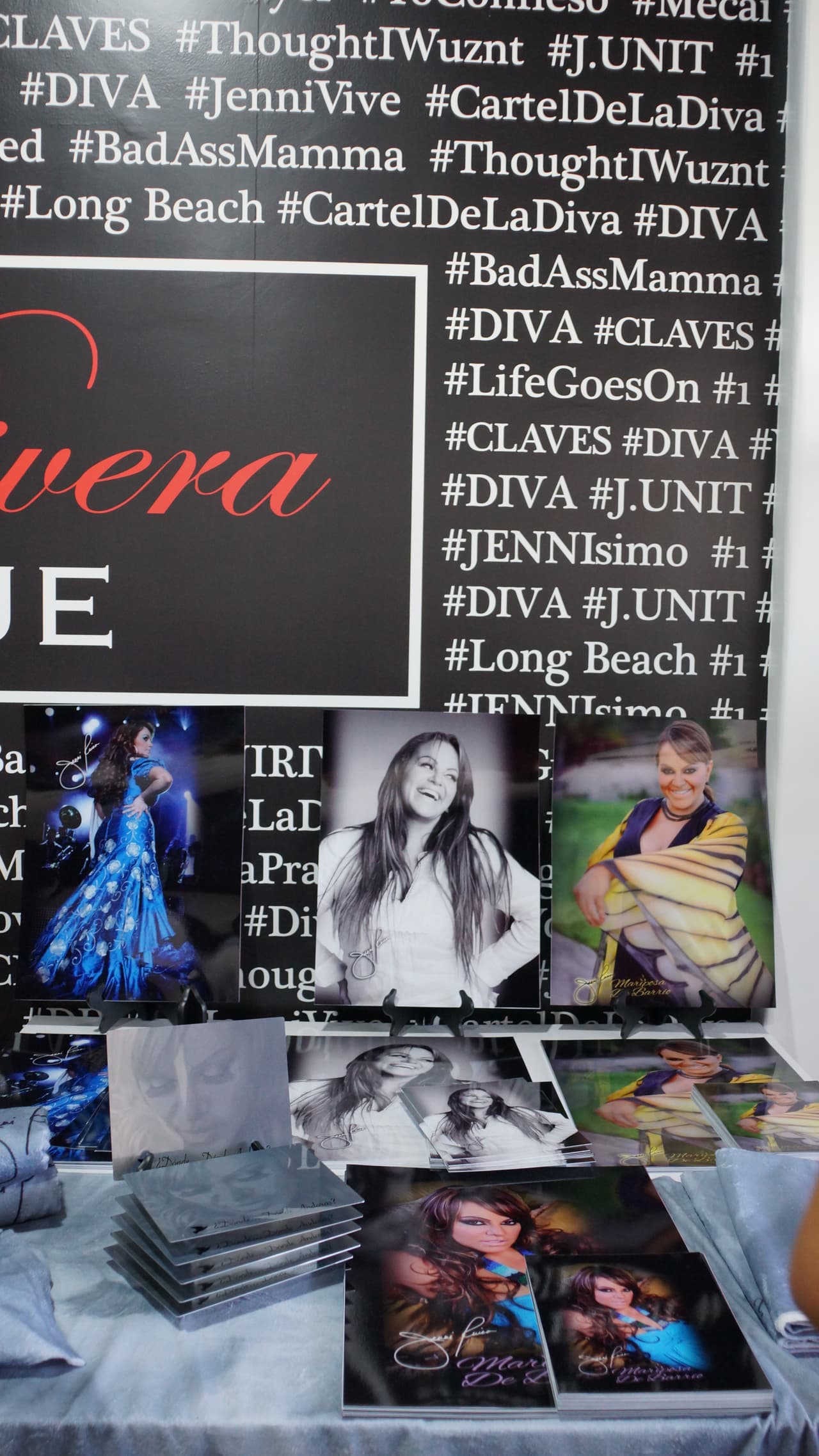 Chiquis, Rosie, Juan, Jacquie, Jenicka y Johnny Rivera celebran la apertura de 'Jenni Rivera Boutique' en Los Ángeles.