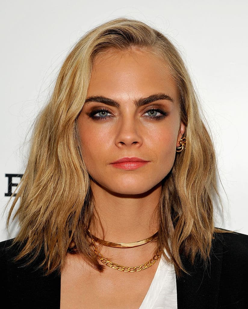 De igual forma puedes agregarle capas como en esta fotografía de 
<b>Cara Delevingne.</b> 
<br>
<br>Aunque luce diferente, es el mismo corte pero con un un tipo de cabello diferente.