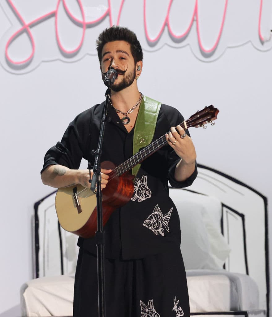 <b><a href="https://www.univision.com/shows/latin-grammy/reciban-a-quien-me-va-a-convertir-en-abuelo-por-quinta-vez-ricardo-montaner-presenta-orgulloso-a-camilo-video" target="_blank">Eva Luna y Ricardo Montaner presentaron a Camilo</a></b>, a quien le dedicaron unas lindas palabras no solo por el éxito que ha tenido en el último año, también por la próxima llegada de su bebé.