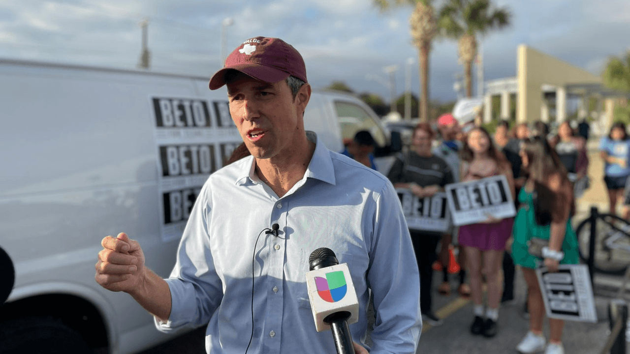 “Tenemos la oportunidad (de) cambiar el estado de Texas para mejorar las vidas de cada persona que vive aquí. Por ejemplo, podemos mejorar la calidad de educación pública; podemos aumentar el salario mínimo que tenemos aquí; podemos ofrecer a cada persona la oportunidad (de) ir a un doctor; podemos bajar el nivel de violencia, especialmente con las armas en las escuelas en Texas”, dice O’Rourke.