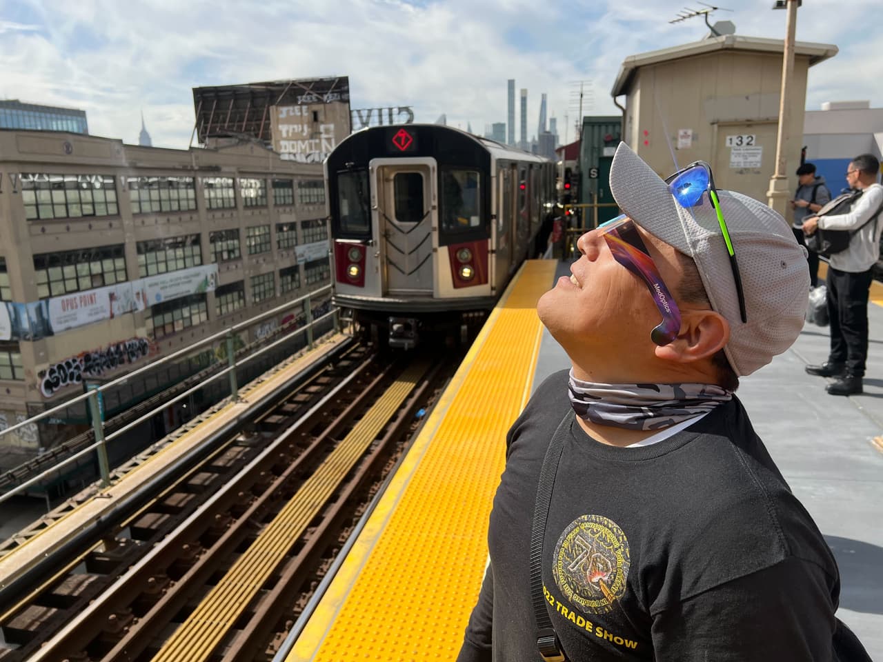 Los pasajeros del subway de Nueva York también aprovecharon que se encontraban en tránsito para observar el eclipse durante unos minutos.