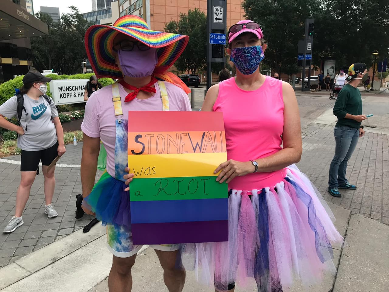 Portaban pancartas de colores con mensajes de protesta. Varias calles del centro de la ciudad fueron cerradas desde muy temprano.
<br>