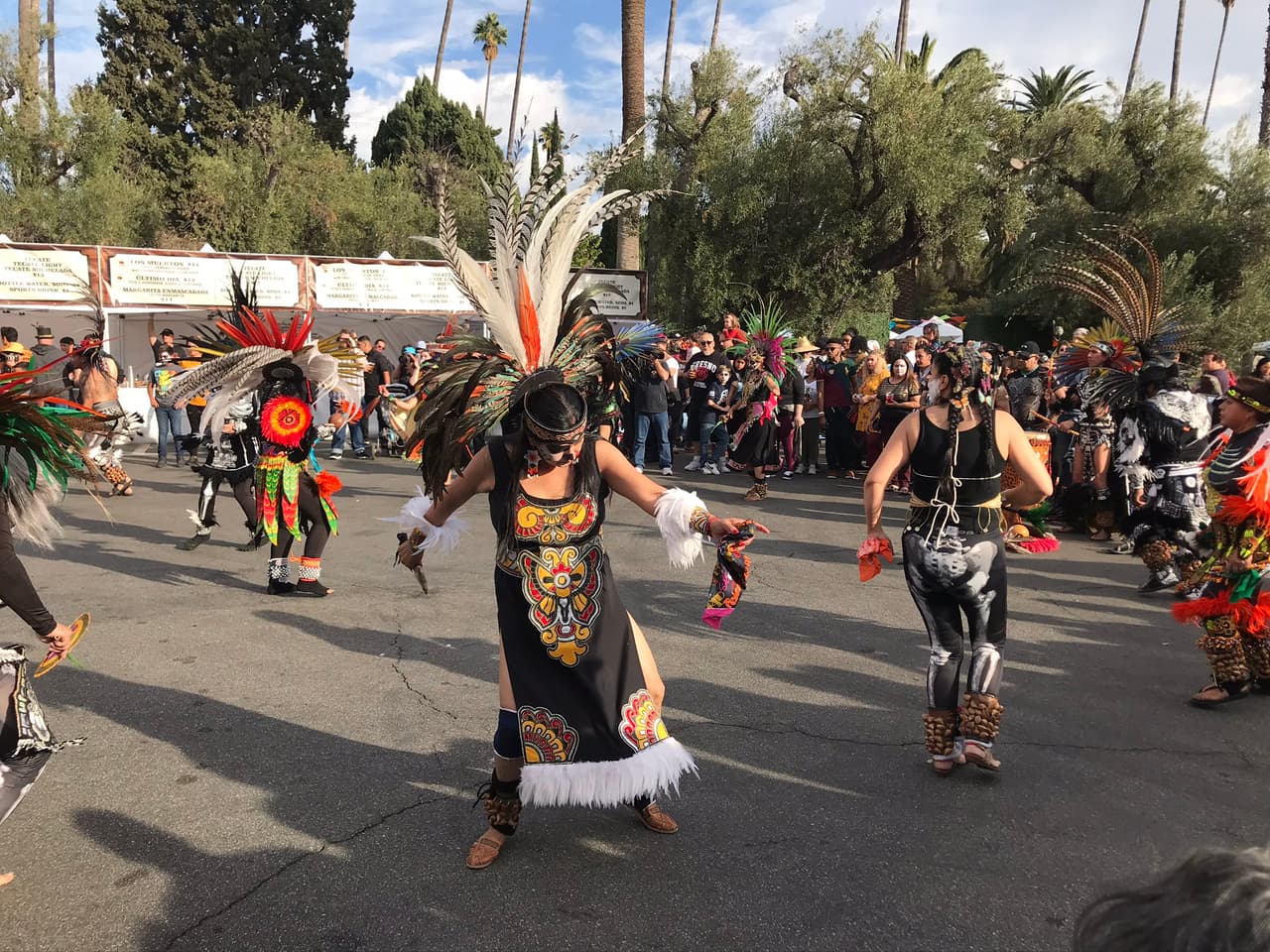 Las danzas tradicionales también forman parte de la experiencia.