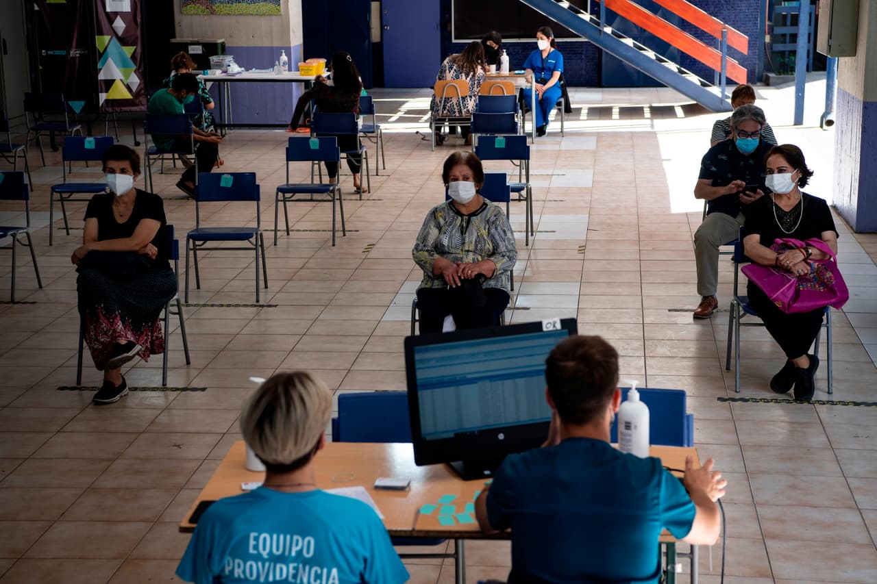 Un grupo espera para ser vacunado contra el covid-19 en un centro de vacunación en Santiago.