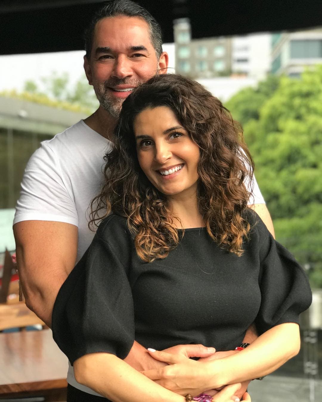 Este domingo 8 de octubre la actriz 
<b><a href="http://www.univision.com/temas/mayrin-villanueva">Mayrín Villanueva</a></b> celebró en grande su cumpleaños número 47, siendo 
<b><a href="http://www.univision.com/temas/eduardo-santamarina">Eduardo Santamarina</a></b> quien hizo su día único y especial "Gracias por este cumple lleno de amor!!!te amooooo ❤️ @eduardosantamarinamx", escribió la protagonista de 'Me declaro culpable' en su cuenta de Instagram.