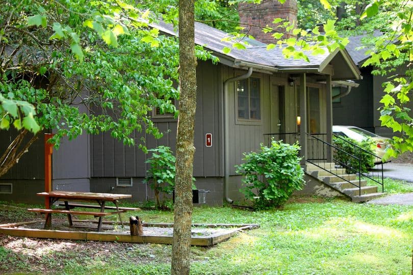 <b><a href="https://www.unicoilodge.com/">Unicoi State Park and Lodge</a></b>. Ubicado a las afueras de la encantadora ciudad montañosa de Helen, ofrece alquileres de cabañas de primer nivel en el norte de Georgia que brindan fácil acceso a las rutas de senderismo, los arroyos y el lago Unicoi del parque.
<br>
<br>
<b><a href="https://goo.gl/maps/eCjUSFqK3RDt4SAf8">Cómo llegar</a></b>