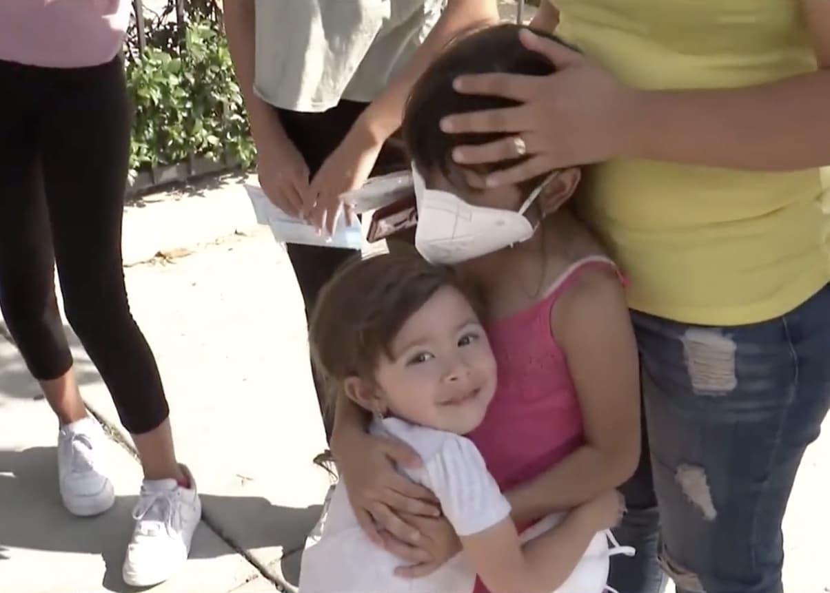 "La señora de esta casa es de El Salvador, al igual que yo, pues 
<b>ella habló conmigo y dijo que nos iba a dar la oportunidad que aunque éramos muchos de familia nos aceptaba en su casa</b>", dijo Irma.