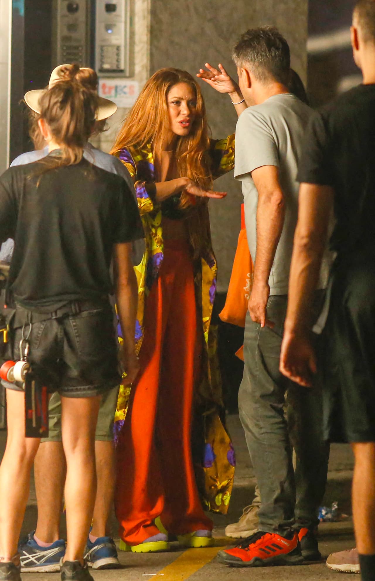 También fue vista conversando con su equipo de trabajo, explicándoles, probablemente, una idea para las escenas. 
<br>