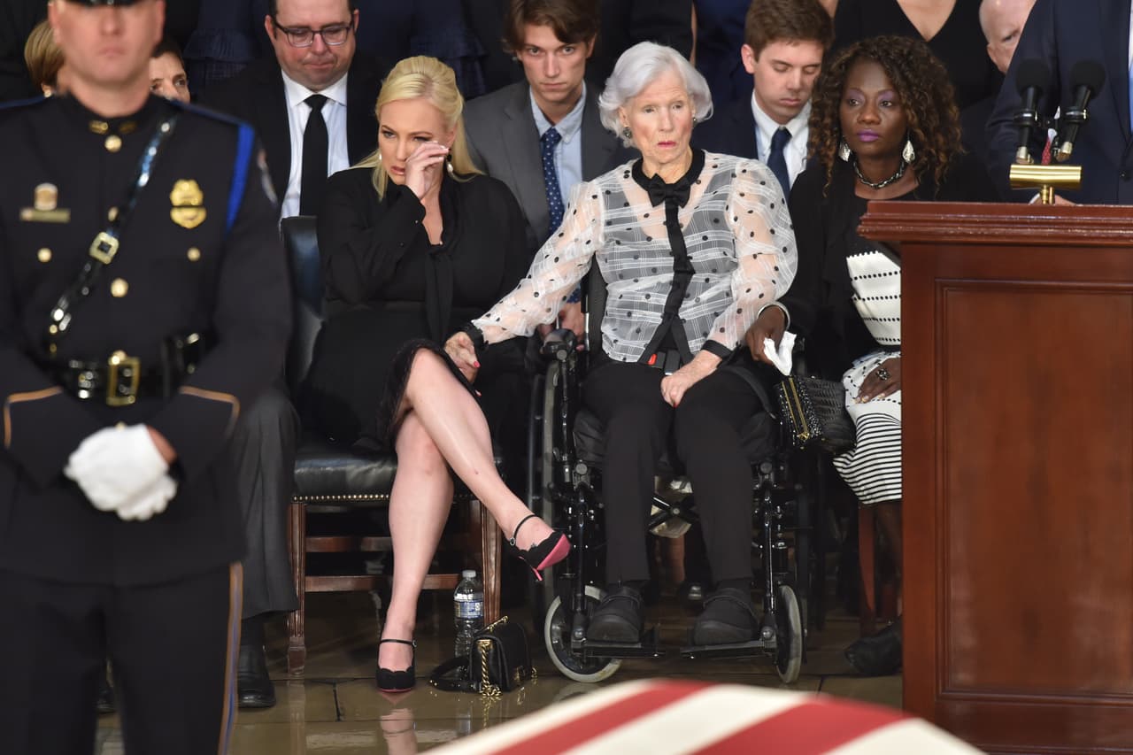 Meghan McCain, sentada junto a su abuela Roberta, de 106 años de edad, madre del senador McCain.
