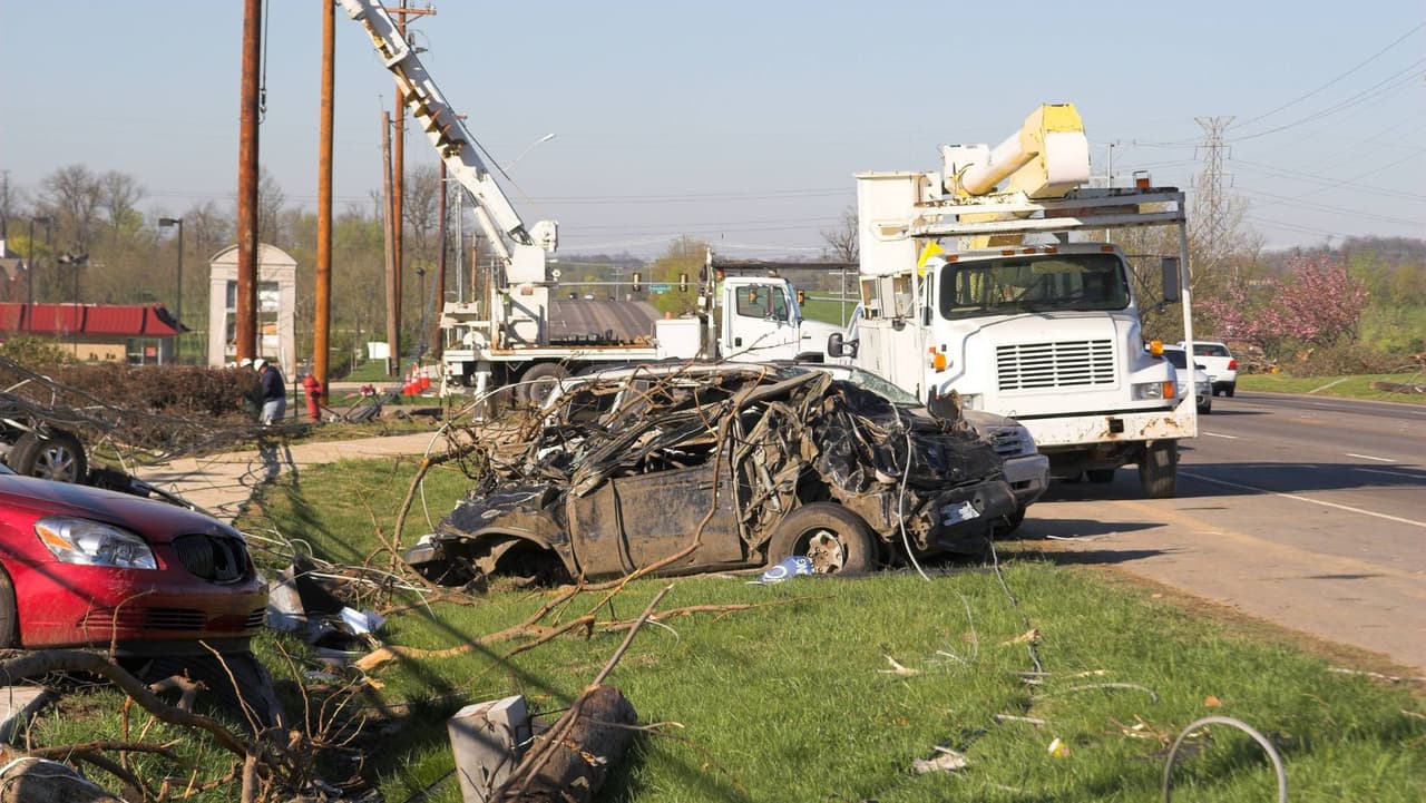 Busque refugio en un edificio resistente o bajo tierra si es posible. Si está atrapado en vientos fuertes y escombros voladores, estacione su automóvil de la manera más segura posible y fuera de los carriles de tráfico. Quédese en el automóvil con el cinturón de seguridad puesto y la cabeza debajo de la ventana. Póngase una manta o un abrigo sobre la cabeza o al menos sobre las manos. No busque refugio debajo de un puente.