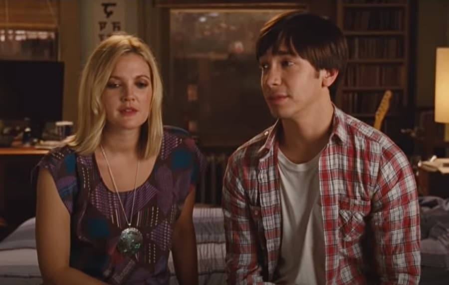 Justin Largo y Drew Barrymore en Going the Distance