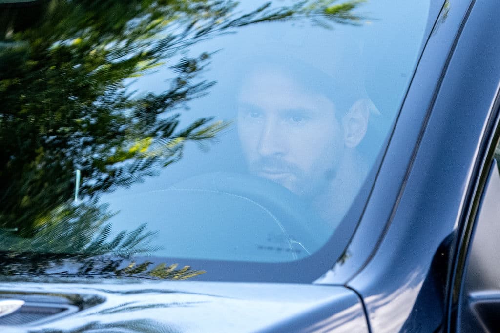 Lionel Messi está de regreso tras el posible rumor de que dejaría el club. Es la primera sesión en la que el delantero argentino y Ronald Koeman, trabajarán juntos.
