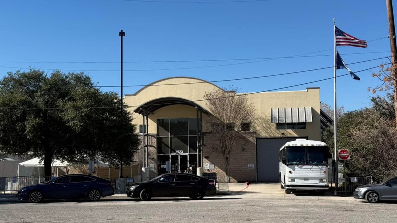 Un autobús de ICE trasladó a personas detenidas durante un operativo migratorio en Fredericksburg hacia el centro de procesamiento de Crosspoint, en San Antonio.