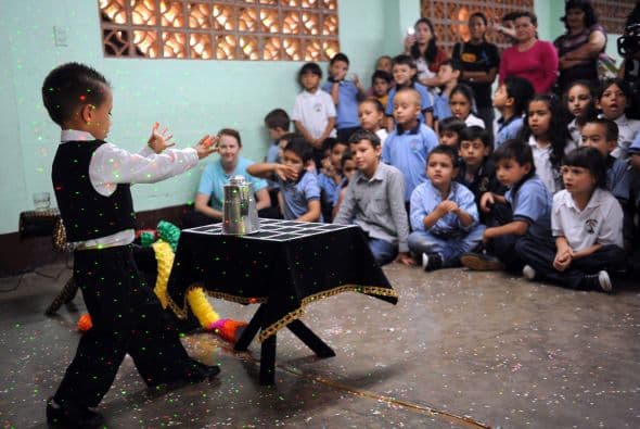 Sin embargo, su entrenador, el mago Chalo's, aseguró que James se desarrolla como "un niño normal, que va a la guardería y juega con sus carros y sus muñecos".
