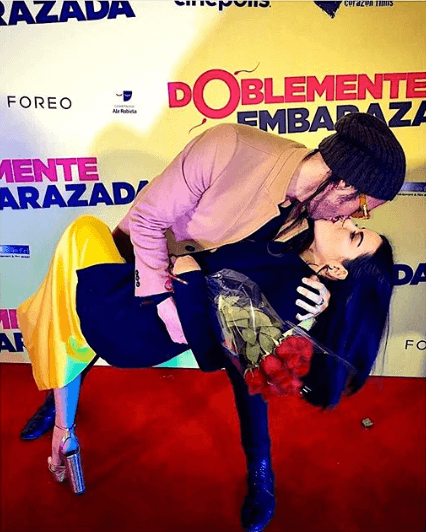 La actriz compartió en Instagram esta imagen, que fue tomada durante la presentación de la película que protagonizó bajo la dirección de su novio, para enviarle un romántico mensaje.
