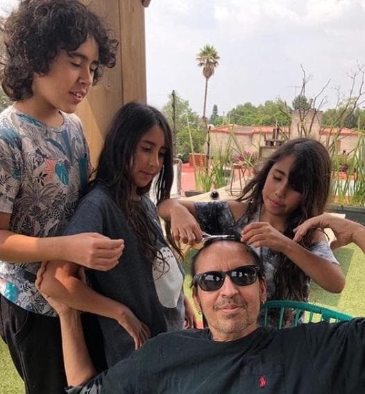 Guillermo del Bosque aseguró 
<b><a href="https://www.univision.com/shows/despierta-america/estabamos-tristes-ya-preparados-amigo-de-memo-del-bosque-considera-un-milagro-su-mejoria-ante-el-cancer-video?utm_campaign=Univision+Famosos&utm_medium=social&utm_source=facebook&utm_content=1579453264" target="_blank">sentir mejoría</a></b> tras el tratamiento y se mantiene con actitud positiva.