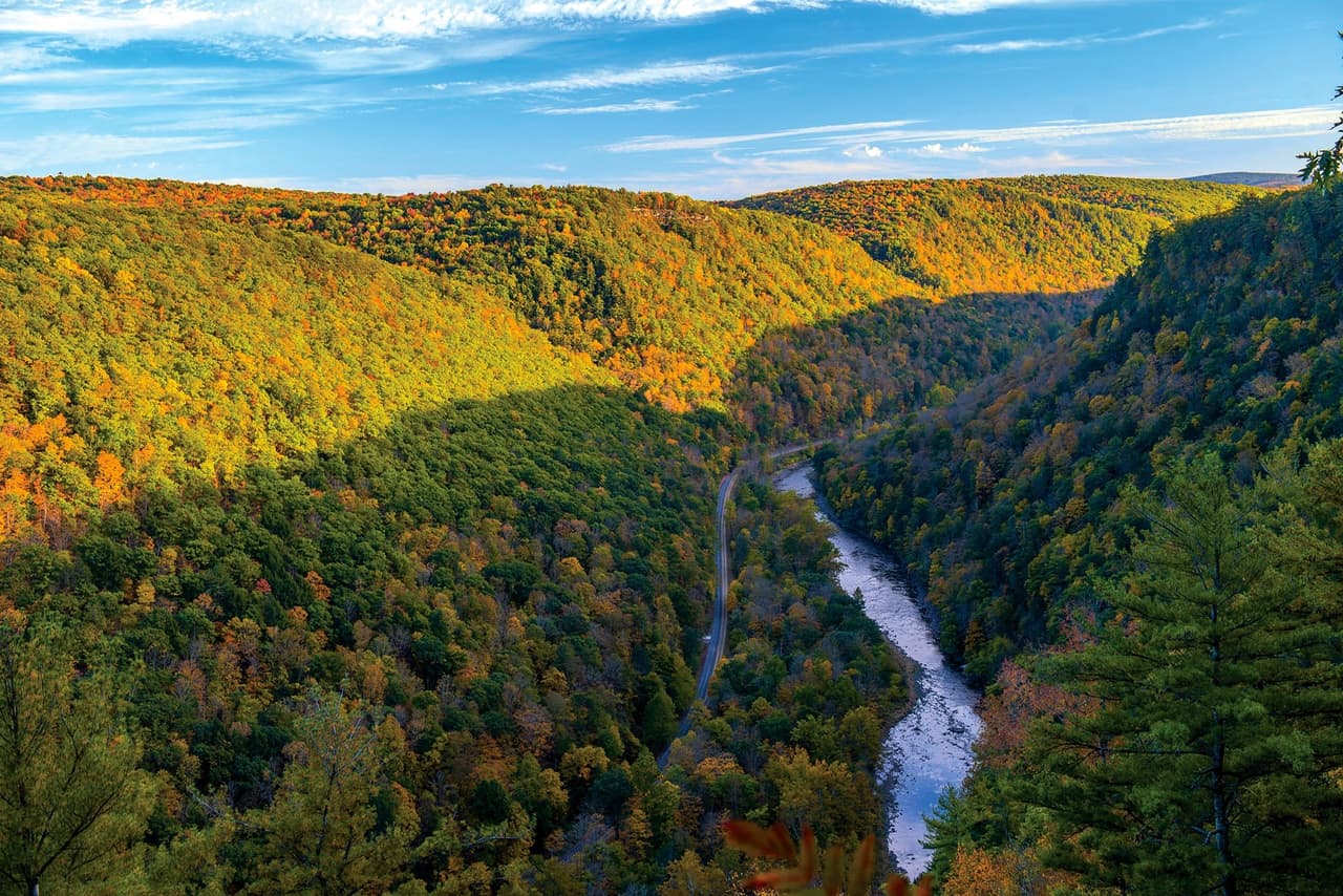 <a href="https://www.visitpa.com/region/pennsylvania-wilds/pine-creek-gorge-pa-grand-canyon"><b>Pine Creek Gorge</b></a>. Con casi 50 millas de largo y 1,450 pies de profundidad, Pine Creek Gorge presenta una brillante exhibición otoñal de rojos profundos, amarillos y morados a principios de octubre. Algunas de las mejores vistas de otoño del cañón se pueden encontrar en Leonard Harrison o Colton Point State Park.
<br>
<br>
<a href="https://goo.gl/maps/e9Mv2ofLqJV1Ki9P6"><b>Cómo llegar</b></a>