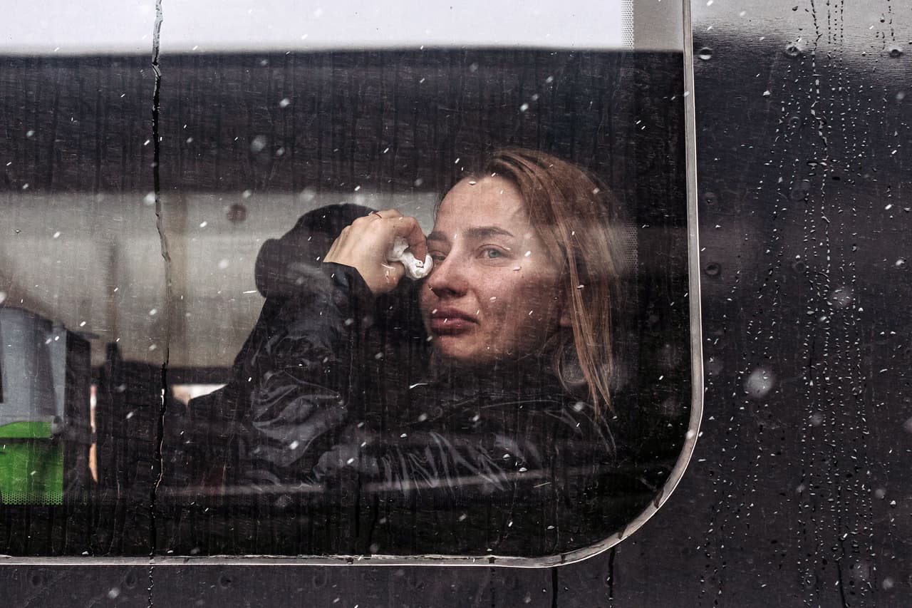 Una mujer ucraniana llora al cruzar la frontera hacia Polonia en la ciudad de Medyka, el 26 de febrero. Según cifras de la ONU del 2 de marzo, unas 836,000 personas han huido de este país desde que comenzó la invasión hace una semana.
<br>
<br>
<a href="https://www.univision.com/noticias/mundo/destruccion-refugiados-tropas-rusia-ucrania-invasion-guerra-fotografias-satelitales-fotos"><u>Vea aquí la invasión de Rusia a Ucrania en fotos satelitales</u></a>
<br>
