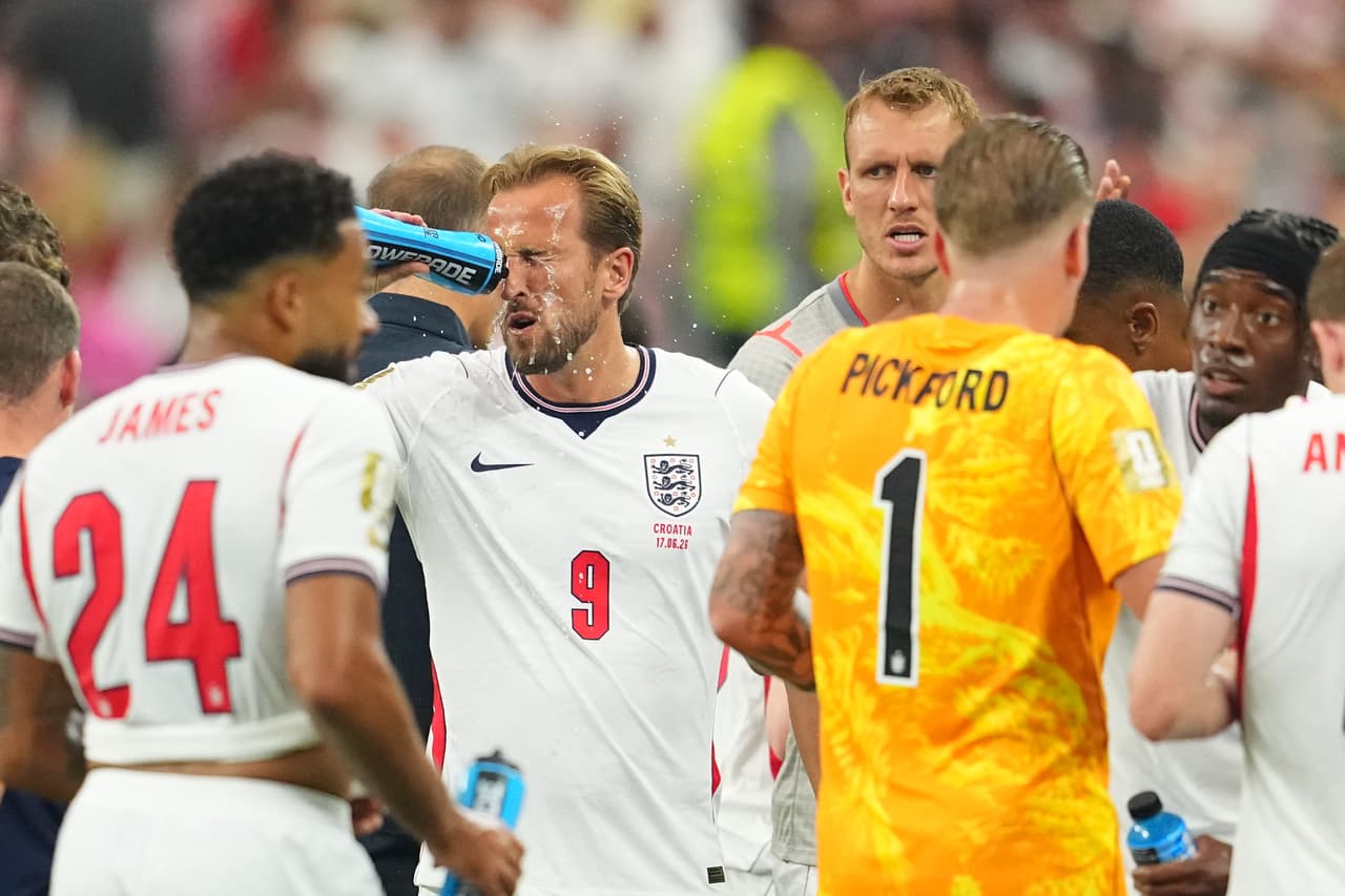 Harry Kane (9), de Inglaterra, se refresca durante una pausa de hidratación en el partido de fútbol del Grupo L de la Copa del Mundo entre Inglaterra y Croacia, en Arlington, Texas.
