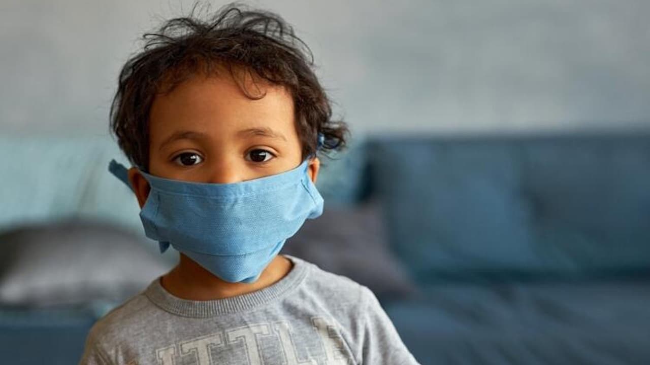 Actualmente no existe una vacuna contra el
<b> Virus Sincitial Respiratorio</b> (RSV), por lo que
<b>usar una mascarilla</b>, sobre todo
<b> </b>en lugares públicos cerrados, puede reducir significativamente la propagación y proteger a los bebés y niños.