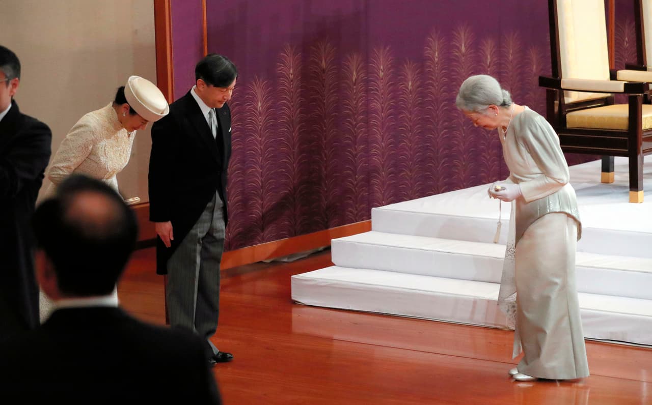 Frente a los más altos títulos del imperio, el emperador Akihito y su esposa Michiko subieron al estrado frente a los tres tesoros imperiales (espada, cofre y una joya de jade) que pasarán a su hijo y su esposa, quienes asistieron vestidos con trajes occidentales.