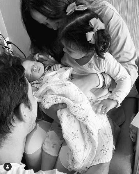 A través de su perfil en Instagram, tanto Alberto como Zuria Vega publicaron esta instantánea donde dejaron saber a sus seguidores que Luka llegó al mundo el pasado 20 de mayo.