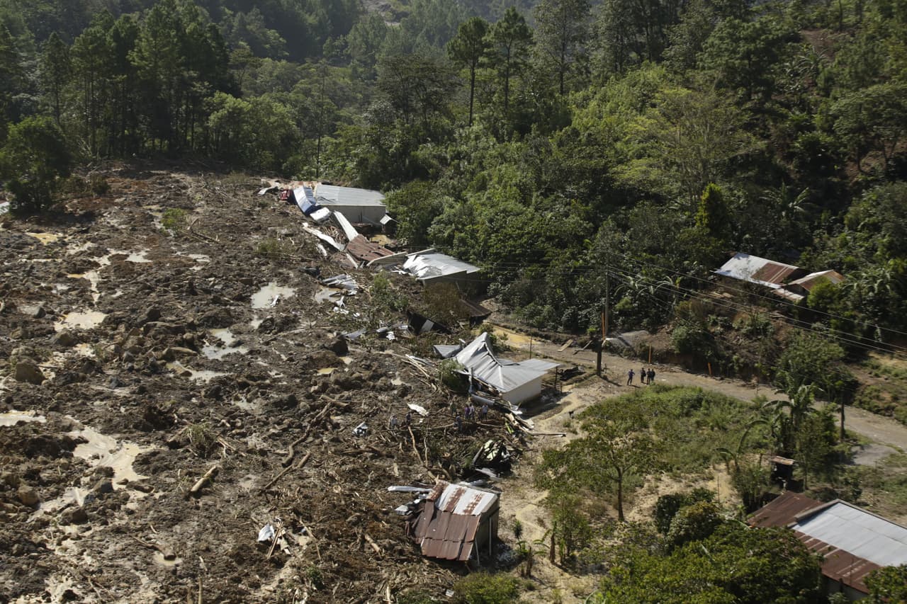 El recorrido de Eta dejó a cientos de miles de personas sin hogar y ocasionó la muerte de 150 personas, la mayoría por un deslizamiento de tierra en Guatemala. En la foto uno de los mortíferos deslaves en San Cristobal Verapaz, Guatemala, el 9 de noviembre.