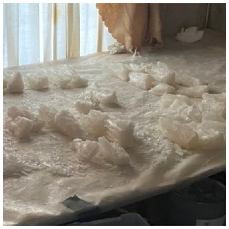 Incautaron 121 libras adicionales de metanfetamina de cristal y 350 libras de metanfetamina en estado de metanfets (solución líquida).