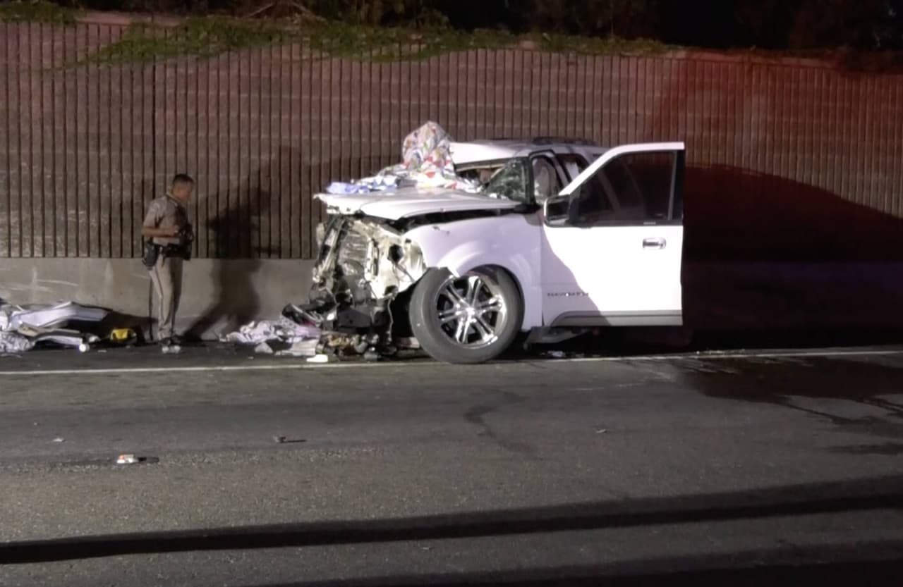 <a href="https://www.univision.com/local/los-angeles-kmex/choque-de-contravia-presuntamente-provocado-por-esposo-de-victima-mortal-video">Video captado en la escena</a> muestra el estado en el que quedó la SUV y el camión en el que viajaba la mujer con sus hijos.