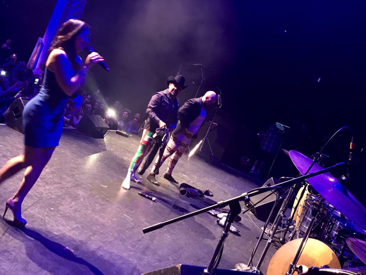 'El Bueno, La Mala y El Feo' se robaron el show durante concierto privado en Los Ángeles.