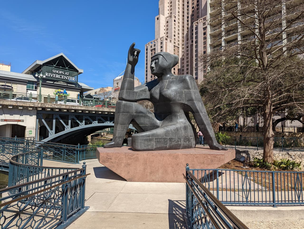 Escultura de artista mexicano causa sensación en el River Walk en San Antonio
