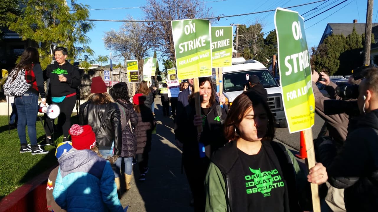 En punto de las 6:30 de la mañana de este jueves, miles de maestros de Oakland comenzaron una huelga indefinida en busca de condiciones salariales que les permitan pagar los altos costos de vida en la ciudad, así como enseñar en salones de clases más pequeños y que los estudiantes del Distrito Escolar reciban más apoyo.
