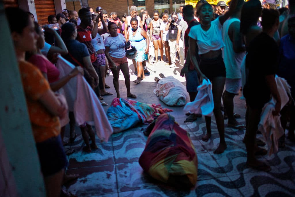 Los familiares de Letícia Marinho de Sales, la vecina del lugar fallecida durante el operativo, acusaron a la policía de causar la muerte de la mujer al dispararle al carro en que viajaba junto a su novio.