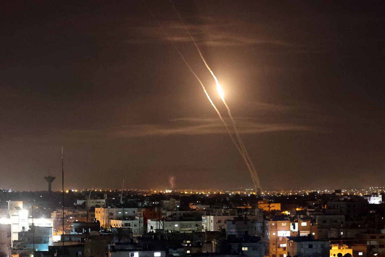 Cohetes son lanzados hacia Israel desde Rafah, al sur de la Franja de Gaza. Decenas de milicianos y civiles (28, de acuerdo con las autoridades locales) han muerto en Gaza y al menos tres personas en Israel, de acuerdo con la agencia AP.