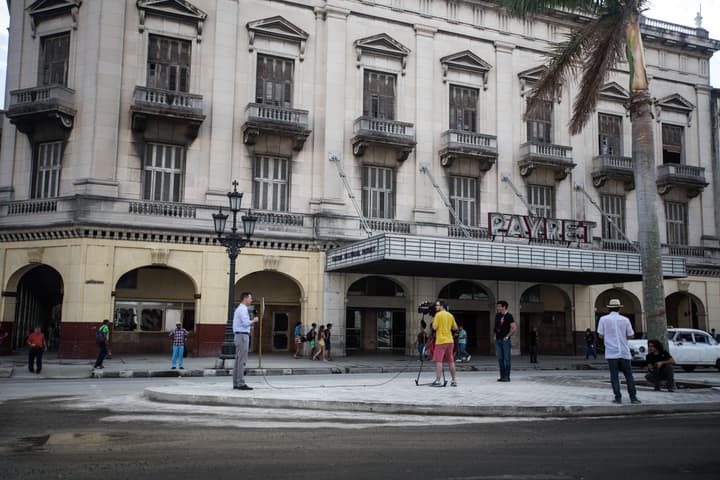 En los alrededores de la ciudad decenas de periodistas realizan la cobertura previa de la visita histórica.
