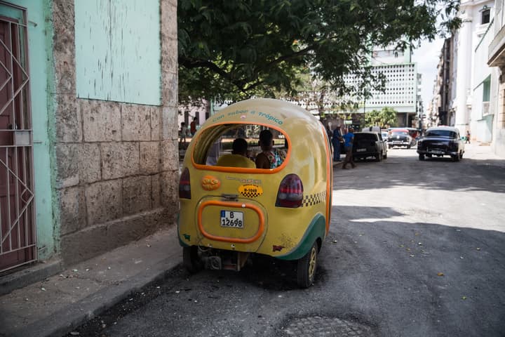 Raidel y sus amigos circulan por las calles de La Habana a bordo del cocotaxi.