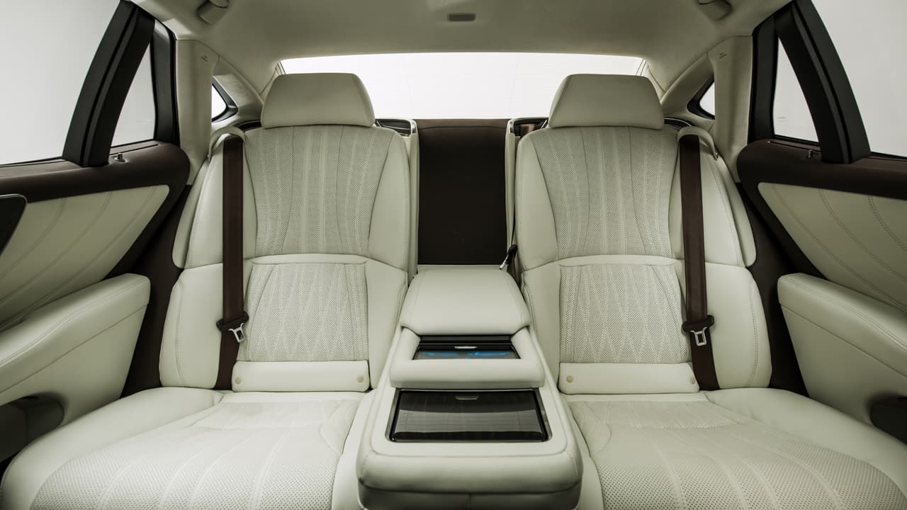 Lexus afirma que los ocupantes de las plazas traseras disfrutarán al máximo su viaje en el LS, puesto que al ser un modelo de un amplia distancia entre ejes, el espacio para las piernas será más que sufieiente.