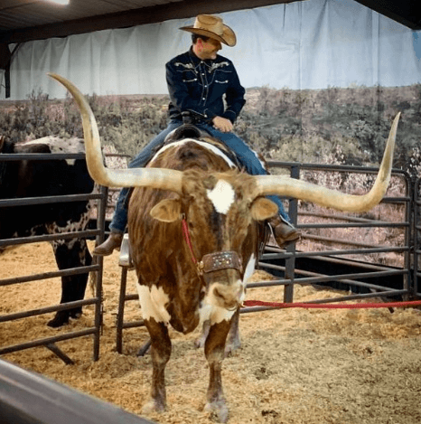¡Ajúa! ¿Qué tal el porte de vaquero de Carlos Calderón? Casi casi se lo creemos.