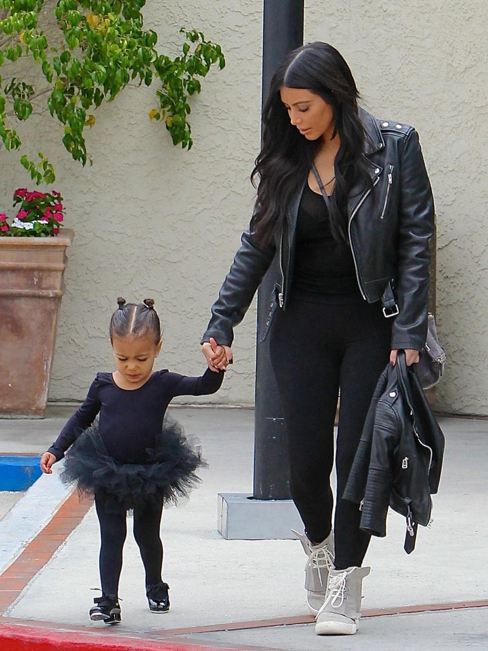 <b>North West – Kim Kardashian y Kanye West</b>
<br>La pequeña posó al lado de su mamá y abuela para la marca Fendi, que celebró el décimo aniversario de su famoso bolso Peekaboo.