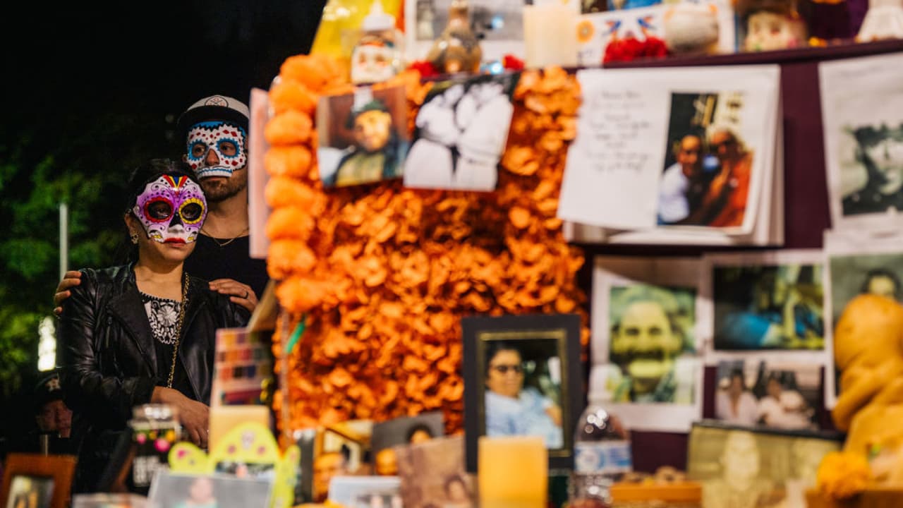 "Que disfruten de lo que disfrutaron en vida": con homenajes, velas y flores los mexicanos recuerdan a sus muertos