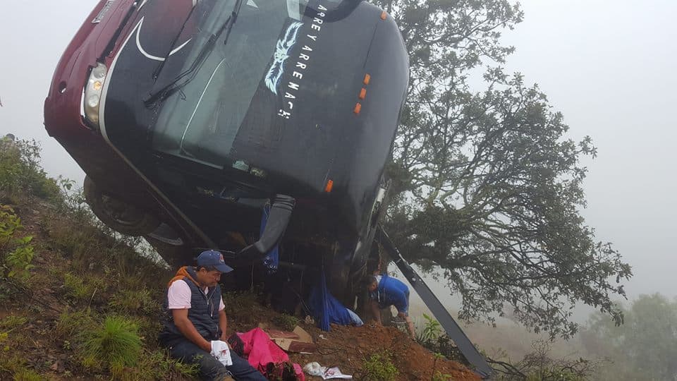 El autobús que transportaba a los músicos de la banda originaria de Jalisco, se volcó rumbo al estado de Oaxaca debido a las condiciones del camino y la densa neblina.