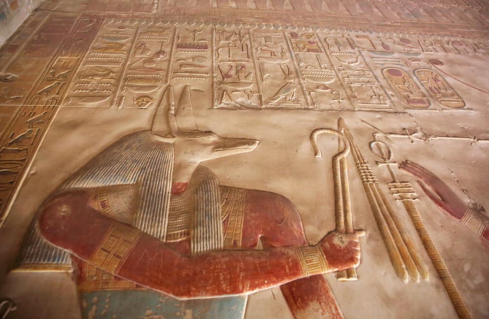 <b>Anubis (16 de diciembre a 15 de enero)</b>
<br>Dios de la necrópolis, guía de las almas al otro lado. Inteligencia aguda, gran fuerza de voluntad que les hace conseguir sus objetivos, pero a veces son demasiado ambiciosos y orgullosos. Es el Dios de la Muerte, titulado “Soberano de la Tierra Sagrada”. Simboliza devoción y dedicación.