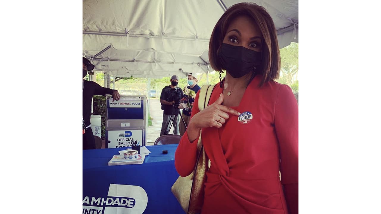 Ilia Calderón, presentadora del Noticiero Univision, votó de manera anticipada y compartió con sus seguidores de Instagram el momento en el que selló su participación en las elecciones 2020 con un sticker. En su foto muestra el uso del cubrebocas, una de las medidas de protección más importantes contra el covid-19 que debes tener en cuenta al momento de votar en persona, bien sea de manera anticipada o el 3 de noviembre.