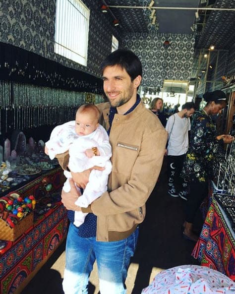 Osvaldo cree que sus hijas heredaron su personalidad: "Una de mis hijas es más analítica y otra más impulsiva, quiero pensar que mi carácter se dividió entre ellas porque veo partes de mí en todos lados", aseguró para la revista 
<a href="http://www.caras.com.mx/osvaldo-de-leon-el-mas-tierno-papa-de-gemelas/" target="_blank">Caras</a> en septiembre de 2017.