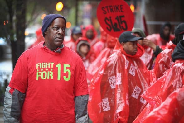 Parte de la huelga mundial de trabajadores comida rápida, trabajadores protestaron afuera del Rock n Roll McDonalds de Chicago.       