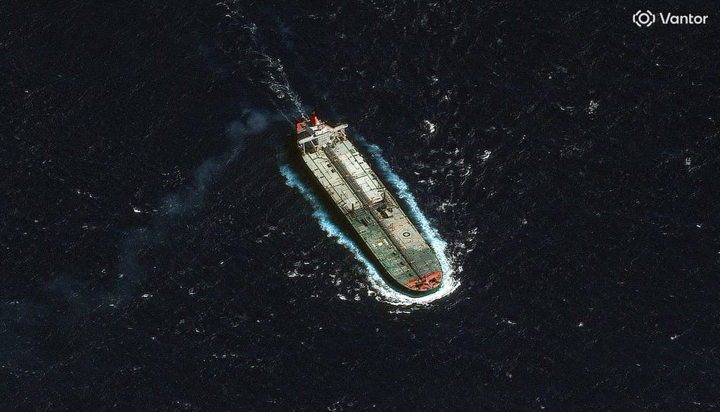 El petrolero Skipper, recientemente incautado por Estados Unidos frente a las costas de Venezuela, visto mientras navegaba en dirección suroeste y se encontraba a unos 33 kilómetros al norte de Guadalupe, en el sur del mar Caribe, el 12 de diciembre de 2025.