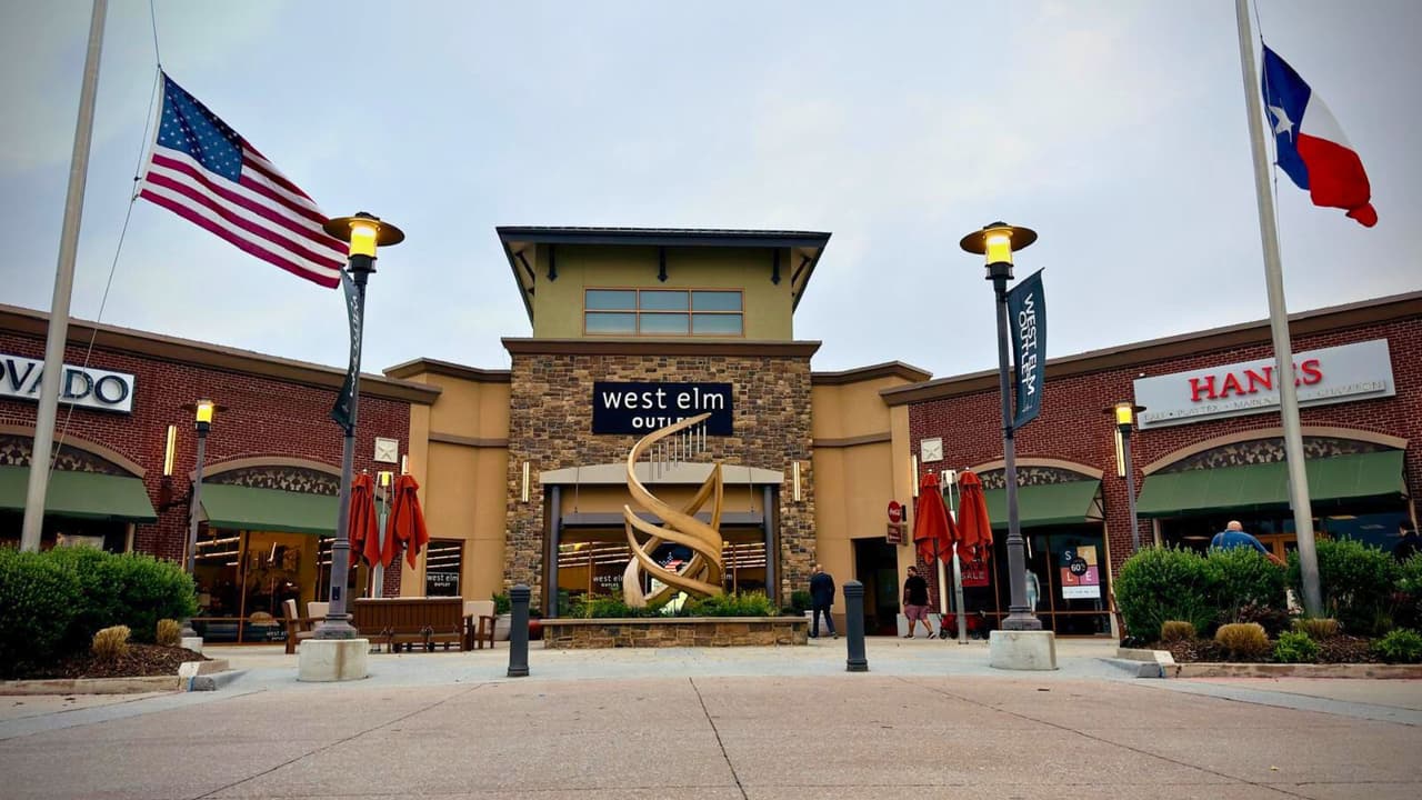 El monumento, diseñado por Placek Studios, consiste en 
<b>una estructura de acero inoxidable pintada a mano, con una altura de 11 pies y un peso de 1.800 libras</b>. Está adornado con ocho campanas de viento individuales, 
<a href="https://www.univision.com/local/dallas-kuvn/cronologia-video-fotos-tiroteo-masacre-allen-premium-outlets-centro-comecial-texas" target="_blank">una por cada víctima del trágico suceso del 6 de mayo de 2023</a>. Este memorial busca servir como un “recordatorio sereno y contemplativo de las vidas que perduran 
<b>a través de los recuerdos de los seres queridos y de la comunidad de Allen</b>”, según indican los responsables.